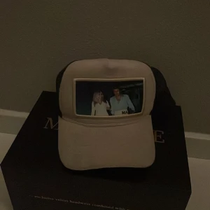 Maggiore  - En maggiore keps , använd typ 2ggr , köptes för ungefär 700kr , ( frakt 39kr inom Sverige) 