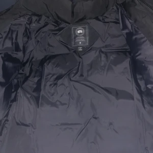 Cananda goose black label st L - Det är så att jag säljer min vinterjacka eftersom den har blivit för stor på mig och har köpt mig en ny vinterjacka.