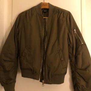 Grön Bomberjacka - Grön Bomberjacka, använd men som i nyskick!