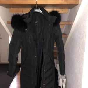 Vinterjacka  - Nyskick  Äkta svart päls tillkommer