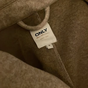 kort kappa - Säljer nu min super fina ljusbruna kappan från Only, köpte för någon månad sedan men endast använts två gånger då det inte är min stil💕pris kan diskuteras 