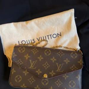 Louis Vuitton Felicie Pochette väska. Kommer med kedjan och dustbagen. Gott skick.  