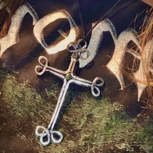 kors med jade sten - ett handgjort halsband format som en kors, med en jade sten i mitten 50kr plus 13kr frakt 