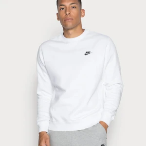 Nike sweatshirt  - Jag säljer min vita nike sweatshirt. Jag har inte använt den. Den är i helt nytt skick. Nypris 700kr