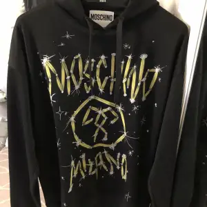 Säljer min moschino hoodie som inte kommer till användning. nypris 5900 kr, köpt på farfetch, kvitto finns