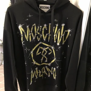 Moschino graffiti hoodie  - Säljer min moschino hoodie som inte kommer till användning. nypris 5900 kr, köpt på farfetch, kvitto finns