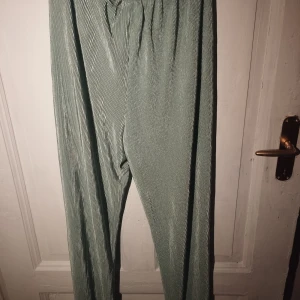 Bohoo "mjukis"byxor  - Ljusgröna mjukisbyxor i luftigt material och väldigt strechiga, Strl L.Använda men bra skick.