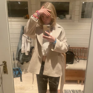 Kappa  - Säljer denna fina kappa! Den är i väldigt bra skick o nästan aldrig använd. Den är i stl S. Den är perfekt till vinter och höst då den är väldigt varm och tjock. Köp direkt för 400 kr och tryck ej på köp nu✨