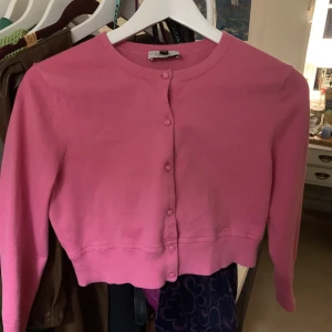 Rosa kofta - En jättegullig ljusrosa kofta! Har själv använt den som en croppad tröja💗