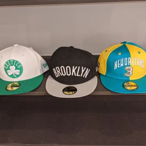 Helt Nya Fitted Caps  - Har olika helt nya fitted kepsar för 299kr+frakt! Pris kan diskuteras! Helt äkta men inte alla storlekar finns för alla kepsar! Kepsar finns i storlekar 7, 7 3/8, och 7 1/4.