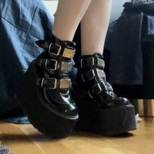 Demonia Swing 105 - Säljer dessa coola äkta demonia swing 105 platåskor då de inte kommer till användning <3 Inköpta för 1600kr för 2 år sedan och använda endast 6 gånger sedan dess. Hör av dig vid frågor!🫶