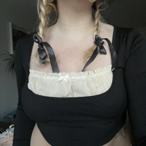 Milkmaid top - Jätte söt milkmaid top, strl M men något croppa och lite tight i ärmarna så skulle påstå att passformen är som en S
