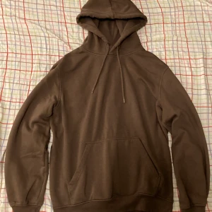 Brun hoodie - Relaxed fit, använt inte så jätte ofta och det var ett väldigt långt tag sedan sist jag använde tröjan. Säljer för att den ej går till användning.