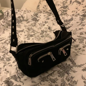 Nunoo bag från Nelly - En fin nunoo väska som tyvärr inte kommer till användning längre! Nypris på Nelly är 799kr. Varsamt använd, inga defekter 💗 Varit en favorit för alla tillfällen! Rymlig och bra!
