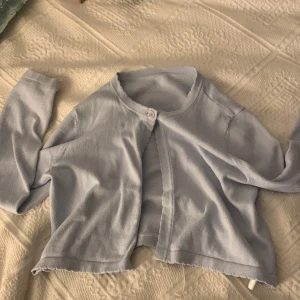 Fin kort blå kofta - En fin kort blå koft💙Vet dock inte vart den är från men troligen H&M. Det är meningen att den ska vara kort😃vet inte heller vilken storlek den är men troligen XS😘