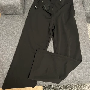 Svarta kostymbyxor   - Helt oanvända svarta kostymbyxor med vida ben i storlek EU44