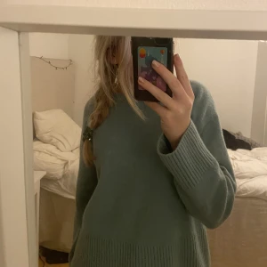 Stickad tröja  - Säljer min jätte mysiga stickade tröja från & Other stories💕 använt 1 gång så den är i väldigt fint skick 