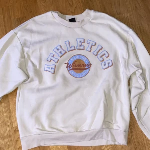 Tröja från Gina Tricot - Sweatshirt från Gina Tricot storlek S. Fint skick. 120kr