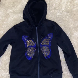 marin blå fjärils hoodie - jätte fin zip hoodie, jag tycker personligen att den e fin men passar inte in till min stil riktigt skriv till mig om du vill ha fler bilder hur den ser ut på eller något. tvättar såklart innan jag skickar den
