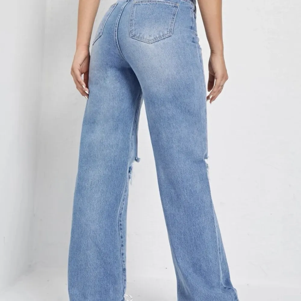 Jättefina jeans från shein.  St M Använda men i fint skick. Skickas mot fraktkostnad.   Bara att höra av sig för egna bilder :). Jeans & Byxor.