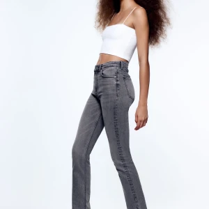 Gråa jeans med slits, strl 36  - Säljer ett par gråa jeans med slits, ifrån Zara💕😊