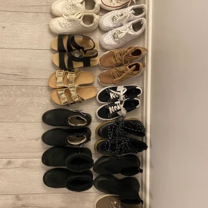 Skor - Jag säljer ganska så  många skor vissa ser helt nya ut!, men  vissa är lite mer använda , jätte fina för vintern och för sommaren. Vissa skor är helt nya som inte är använda, kontakta mig om ni vill prata om priset  man kan även få det billigare👍