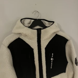 Ny sailracing jacka - Superskön sailracing jacka i nyskick  Skriv om ni har några frågor:)  Köparen står för frakten!  Vid fler köpare börjar eventuell budgivning !