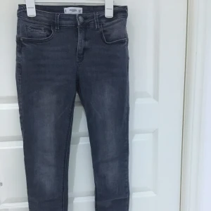 Mango Jeans  - Säljer dessa grå jeansen på grund av att de inte kommer till användning, köpt från Mango i storlek 36.  Byxor är i fin skick och använd bara några gånger.