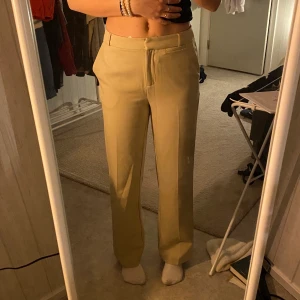 Kostymbyxor - Beigea kostymbyxor endast använda en gång. Skönt material!🤩