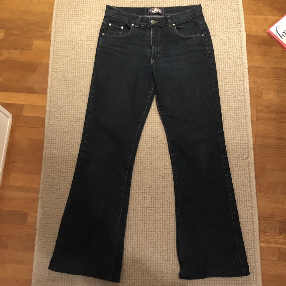 Mörkblå jeans i bra skick från märket gang, står ingen storlek men midjemåttet är 39 rakt över och innerbenslängden 79. Har sytt upp de så går att sprätta upp va 5 cm till💖. Jeans & Byxor.