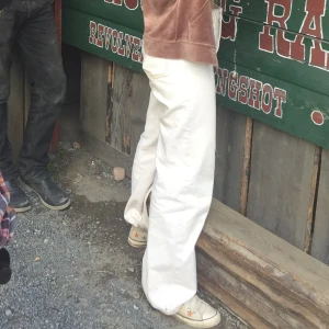 Jeans Monki - OTROLIGT SNYGGA jeans från Monki, använda men i väldigt bra skick. De är en 27, men de har dragit ihop sig i tvätten, såsom i princip alla jeans gör, så skulle säga att de passar en S och även en Xs. Är väldigt populära och otroligt smickrande. Kan mötas.