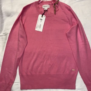 Rosa tröja  ”holly & whyte”  - Oanvänd tröja med knappar på handleden. Det blir 200kr plus frakt!  Original pris 299kr