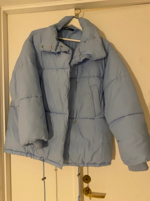 Dunjacka - Fint skick, bra passaform, kan användas som croppad och i vanlig längd. 