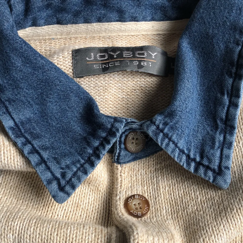 Otroligt fet stickad tröja med fin färg ”block”, säljes då den på något sätt blivit för stor av användning osv. Köpt secondhand men extremt fin. Tröjor & Koftor.