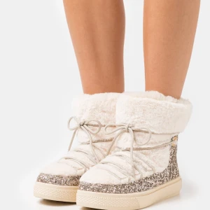 Vinter skor  - Säljer dessa as söta vinter skor dom ser ut som inuikiis , jätte varma nu till vintern 