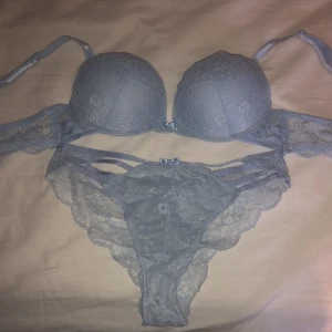 Underkläder  - Säljer det här jättefina ljusblåa underklädersettet från newyorker. Jag har inte fått användning av den då jag tyckte att bh-n hade alldeles för mycket push up för min smak (se andra bilden) bh-n är 75A men skulle säga att den är mer B kupa