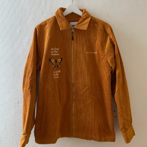 Butter Goods Jacka - En orangea jacka från Butter Goods me tryck! Riktigt bra skick då den knappt är använd men säljer pga för stor. Nypris runt 1500kr. Pris kan alltid diskuteras och köparen står för frakt 😌