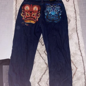 Baggy jeans - Coogi jeans köpte på plick för 850, Jättebaggy nästan oavända av mig. Långa men går att klippa\ sy upp. Annars passar det till någon som är 186 typ. 