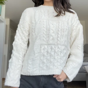 Stickad tröja  - Tjock och varm stickad tröja från pull&bear