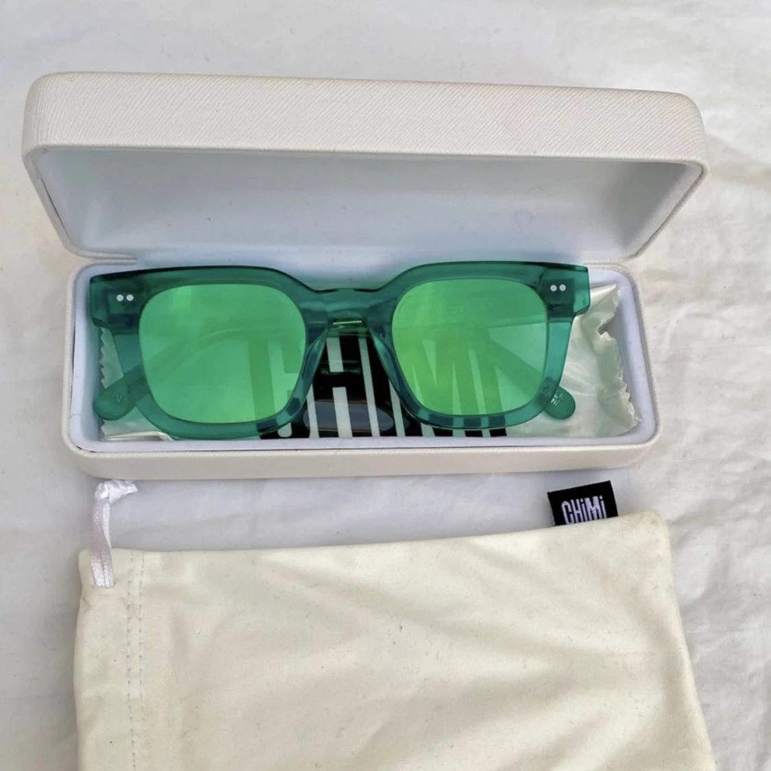 SÖKER!!! Dessa chimis solglasögonen  - 90