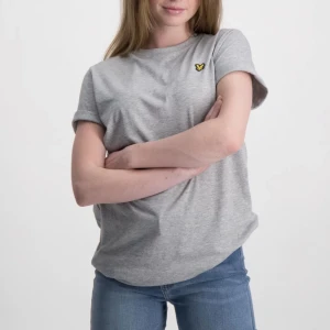 Lyle & scott t-shirt - Säljer denna tröja från lyle & scott köptes från kidsbrandstore för249kr sälja nu pga för liten. Den är använd några gånger men i fint skick. Går att få egna bilder om det önskas🤎