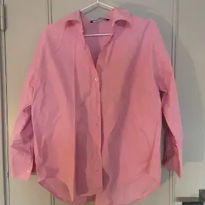 Söt rosa skjorta från zara i storlek S men oversized💕💘 fint skick!