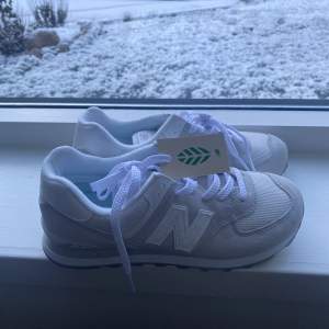 Så fina new balance skor i storlek 39 (dock  små i storleken.) Beställde dessa i fel storlek och kan därför inte använda dem. Helt nya och  så snygga och sköna! ❣️Säljer för 900kr.  Nypris 1100kr