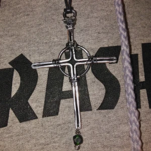 Kors halsband - handgjort korshalsband, med en liten glaspärla längst ned (om det inte är din stil så kan jag ta bort pärlan) 50kr plus 13kr frakt!