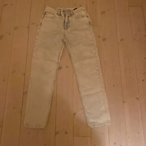 Jeans - Fina högmidjade ljusa jeans från Bik bok, mom jeans, aldrig använda