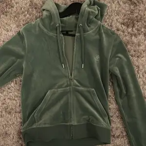 Classic Velour Robertson Zip Hoodie Chinois Green 💚 Jättefin, men tyvärr så använder jag endast byxorna och aldrig hoodien. Bra skick, då jag bara använt den ca 3 gånger.  Köpt på juicycouture.se  Säljer för ett högt pris då den är köpt för 1200 kr. 