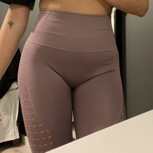 Träningstights  - Träningstights i jättefin lila färg. Oanvända och i nyskick ☺️