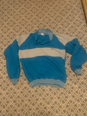 Läkerol Sweatshirt - Svincool tjocktröja från Läkerol (?).  Kragen och knapparna ger den mer stadga, använder bara inte för jag inte har så mycket färg på mig. 