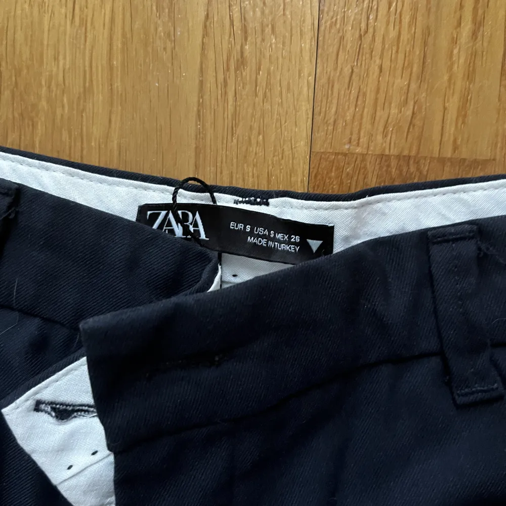 populära mörkblåa zara kostymbyxor 💓 bra skick!. Jeans & Byxor.