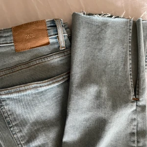 Jeans  - Jättefina jeans från zara i xs, är i jättefint skick, är i färgen ljusblå.Köpta för 359kr säljer för 250kr. Frakten är inte inräknad i priset 
